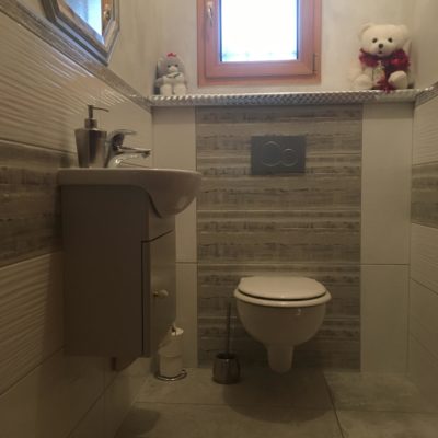 Toilettes avec frise - en 25x75 avec motif colonne derrière WC